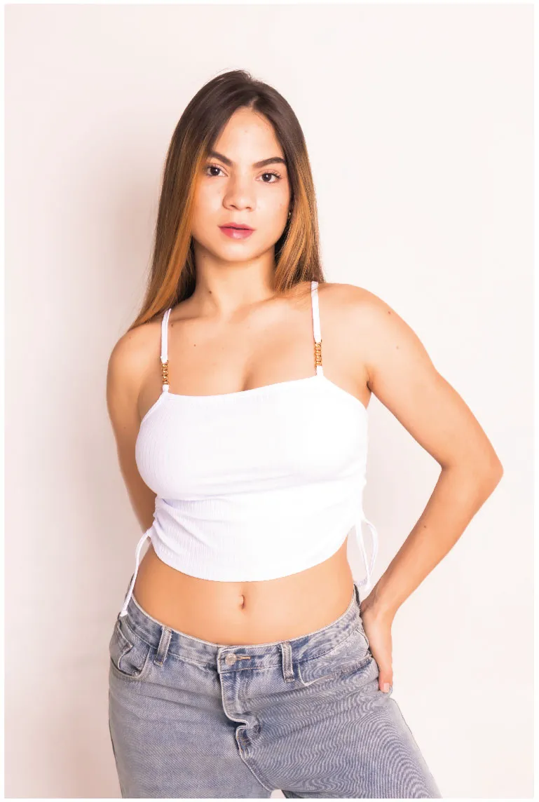 Blusa de tiras con cadena y recogido lateral