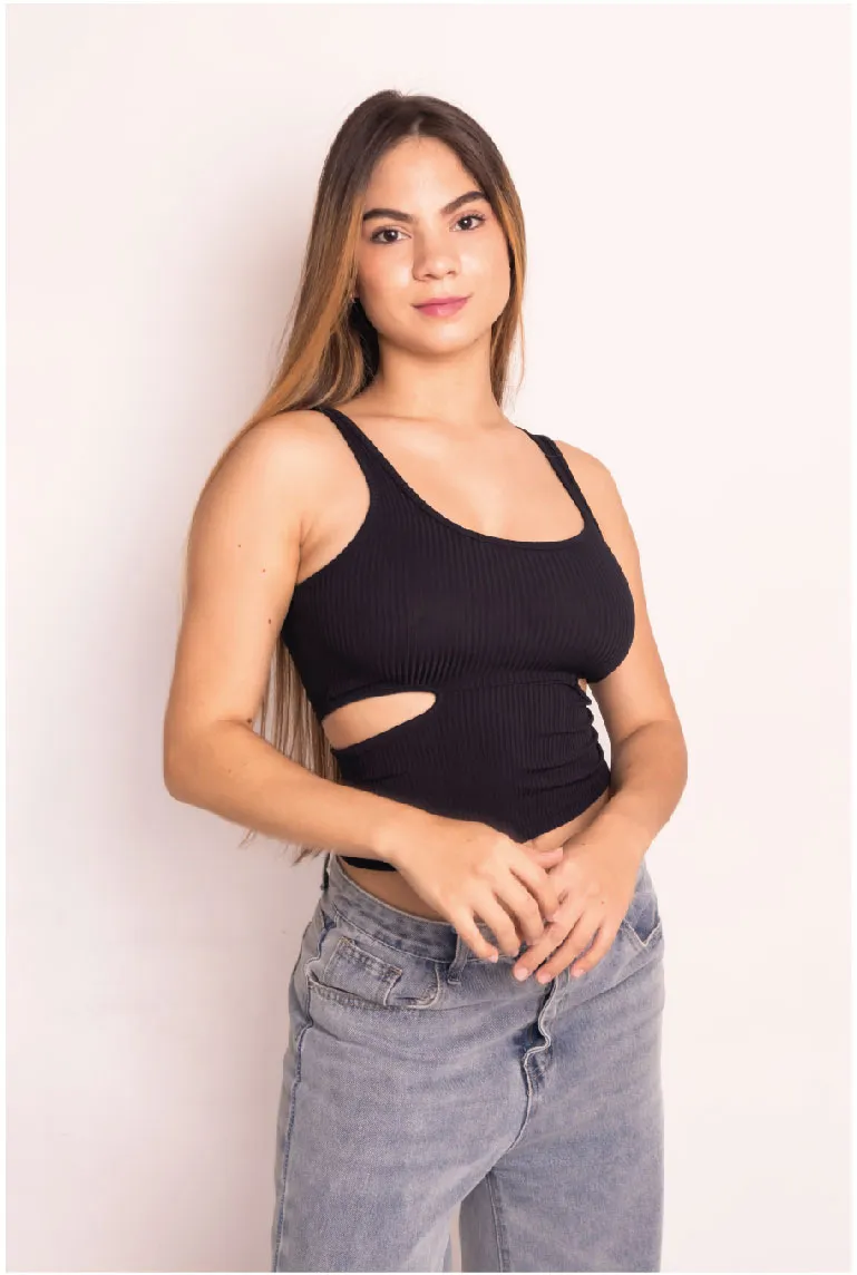 Blusa sisa con corte lateral y espalda