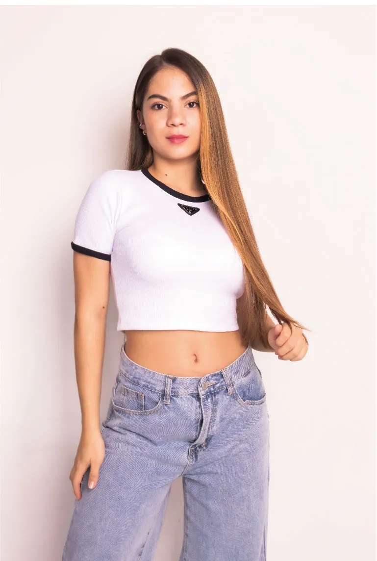 Blusa manga corta en contraste con placa decorativa